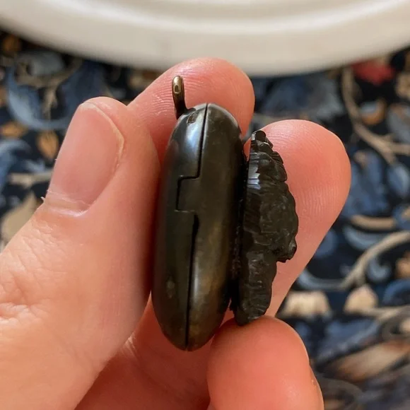 Antique Victorian Gutta Percha/Vulcanite Carved Floral Locket w/Interior Glass - Picture 11 of 14